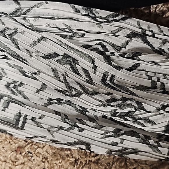 Size small sweater - Picture 3 of 3